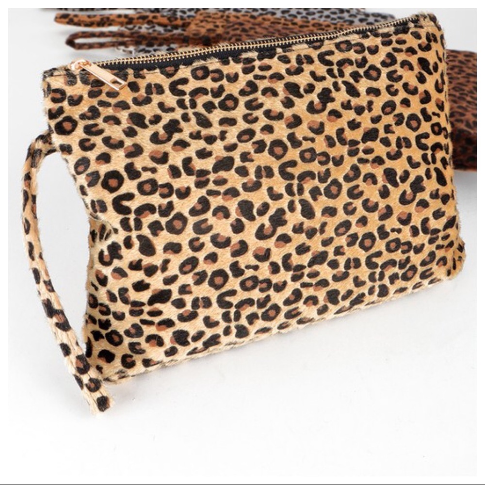 ✨LAST ONE✨Leopard faux fur clutch - Picture 3 of 3